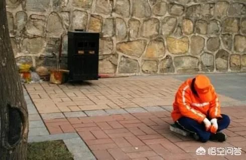 如何看待河南邓州一名保洁大妈被一群统一着装年轻女子围着殴打，并宣称见一次打一次？