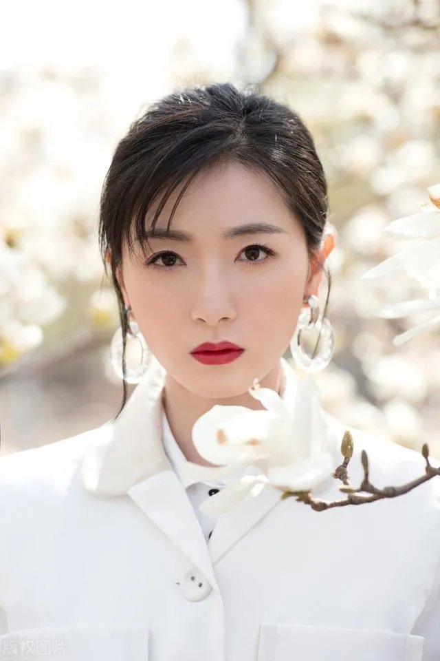 《乘风破浪的姐姐里面，为什么万茜那么受女明星的欢迎？