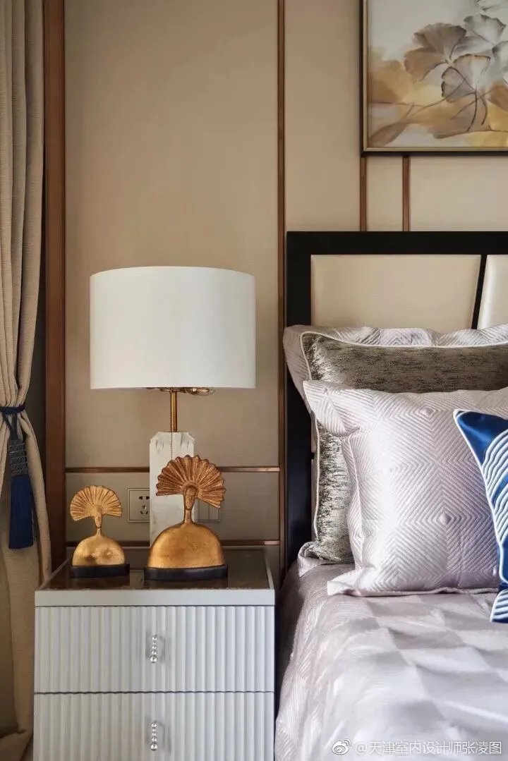 轻奢视觉空间系列2，中性色调的硬装搭配大量的金色配饰，通过蓝...