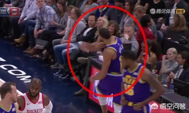 戈贝尔推倒哈登被吹犯规，打翻技术台的物品，遭裁判驱逐出场，哈登这球假摔了吗？