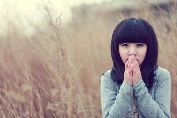 忽然下的一场雪 飘的那么纯洁是什么歌