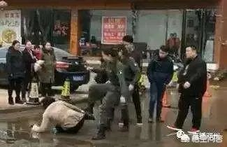 如何看待河南邓州一名保洁大妈被一群统一着装年轻女子围着殴打，并宣称见一次打一次？