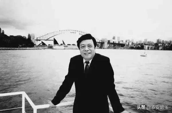 有些人在赵忠祥刚刚病逝的时候，大肆炒作他的字您怎么看？