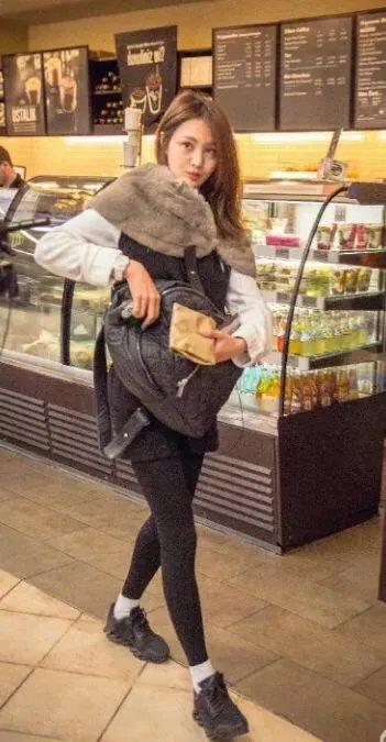 你们觉得郑爽与沈月谁最好看？