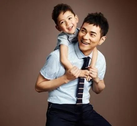 李晨帅气儿子照曝光  范爷虚惊一场