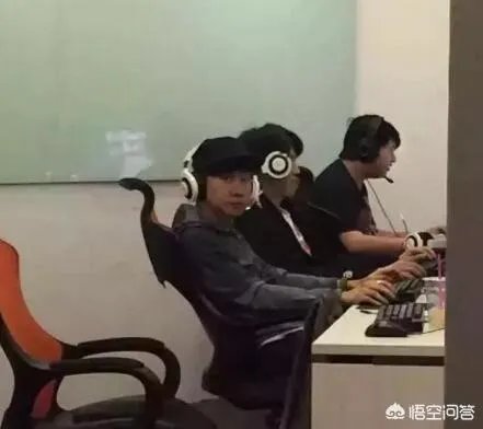 丁俊晖网吧玩游戏上热搜，娱乐圈有哪些喜欢“泡网吧”的艺人？