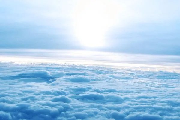 漂浮在天空中的一朵云有没有重量？如果有会有多重？