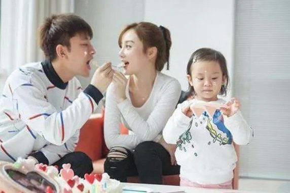 李小璐爆照秀身材,墙根却P变形,腿形与未修图对比差距大,你怎么看?