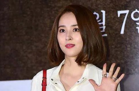 韩惠珍将出演JTBC新剧《神圣的离婚》，她在剧中出演什么角色？