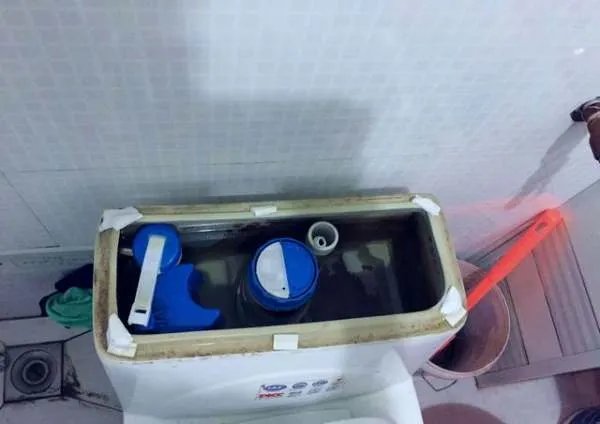 济南一女子公司内上厕所马桶爆裂，碎片划伤女子腿部，后来怎样？