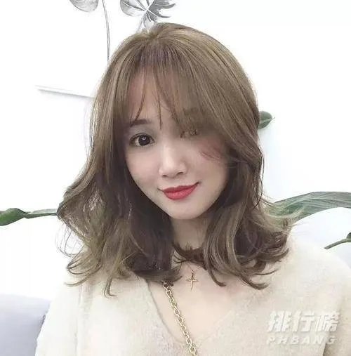 2020适合圆脸的发型有哪些_2020适合圆脸的发型女