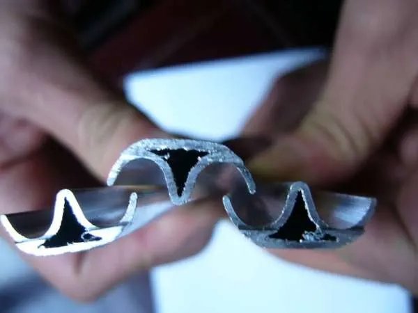 铝型材和不锈钢对比，那个用在油烟网板好？？