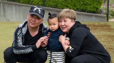 郭德纲小儿子豪宅内开车，脸颊圆润手戴大金镯，指挥他人少爷派足，怎么看？