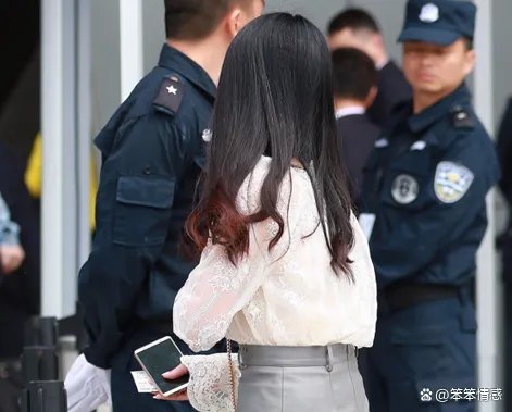 美女必备的蕾丝衫配半身裙，简约清爽又显瘦，你会借鉴这样的穿搭风格吗？