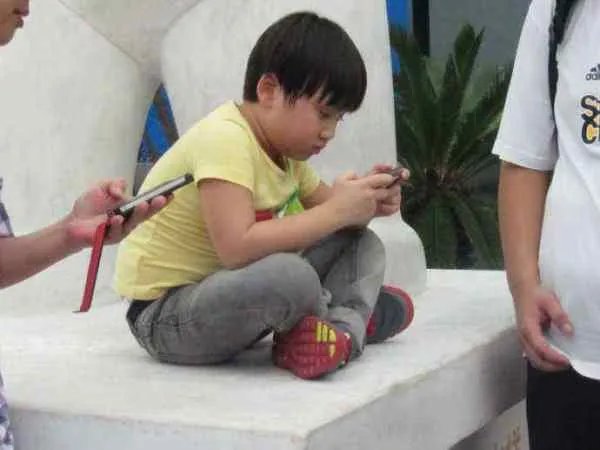 被爸爸当做赚钱机器的小小彬，如今过得怎么样？