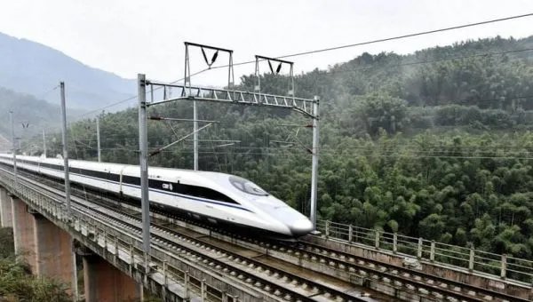 四名女子铁路上拍艺术照被罚款，此行为可能引发哪些后果？