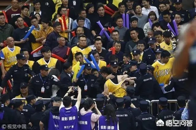 季后赛广厦无缘四强，比赛中球迷突然爆发冲突，打架者被带离球场，当时发生了什么？