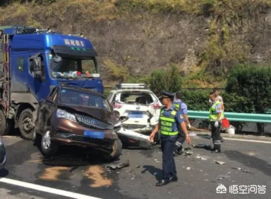 高速路上行驶的几十辆车撞在了一起，责任该怎么划分？