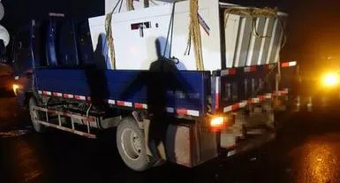 货车撞护栏横挡道引发连环车祸有无人员伤亡？