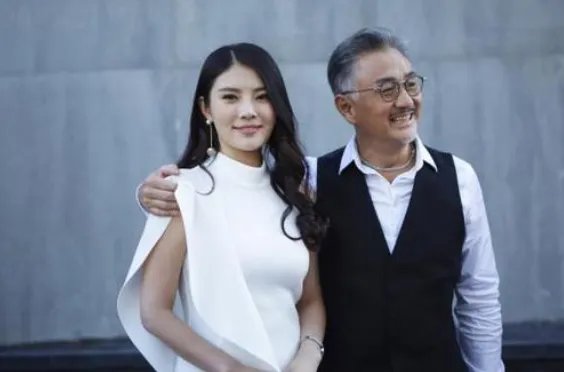 我被员工爱上了，我已经快50了且有家室，她才20岁出头，我该怎么办？