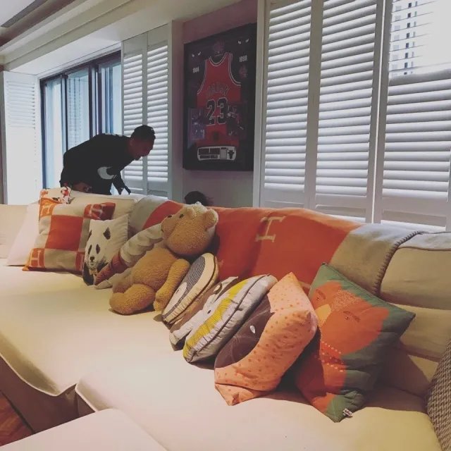 周杰伦气哭,同是养两孩为嘛范玮琪的豪宅还那么仙