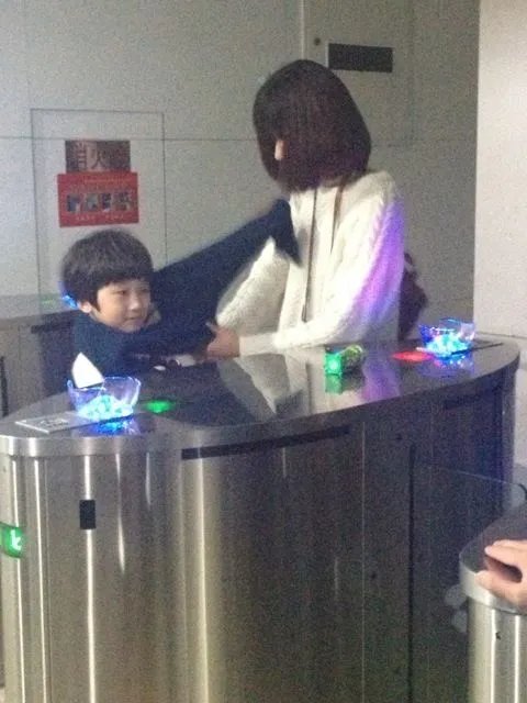 国际名模张亮的老婆是谁？也就是张天天的妈妈。求几张他们的照片啊啊 ……