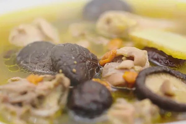 香菇炖鸡汤的做法 如何做香菇炖鸡汤