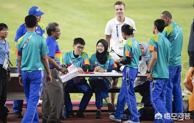 中国撑杆跳女神李玲夺冠后,明目张胆的给裁判和工作人员发糖,对此你怎么看?