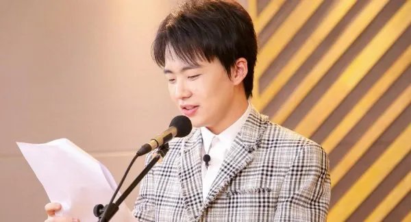 为什么郭麒麟现在登上了这么多的综艺，背后到底有谁在为其撑腰？