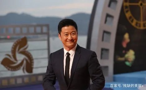 《战狼》登顶榜一，吴京却因口误被人批评，李连杰说了什么才救下吴京的？