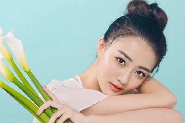 26岁徐璐学游泳被呛，水中素颜曝光，网友表示确定26岁？