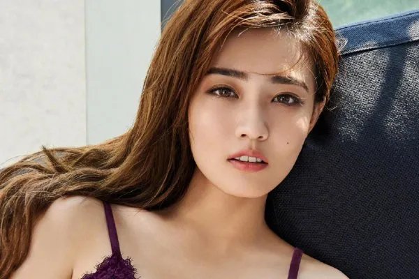 26岁徐璐学游泳被呛，水中素颜曝光，网友表示确定26岁？