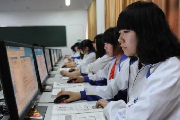 代表建议让学生在校内完成家庭作业,这是否能减轻学生学习的负担?