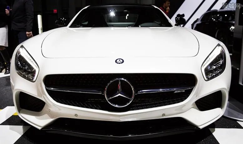 女子买奔驰少钥匙 奔驰汽车多少钱一辆