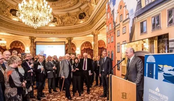 世界上最早的国际邮展是在哪里举办的？