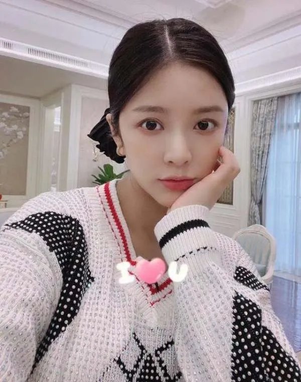 杜淳妻子晒孕照，脖子肤色较黑，问大家卸完货还能白回去吗？