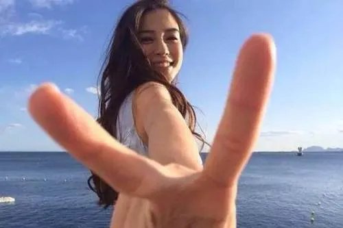 比剪刀手会泄露指纹，真的这么严重吗？