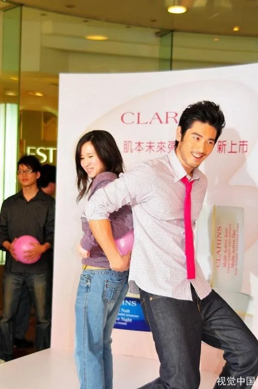 如何看待高以翔去世后女友每年为其庆生冥诞这件事呢？