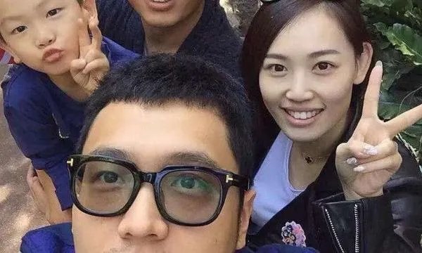 马蓉携女全身名牌现身机场，离婚后的她为何出售如此阔气？