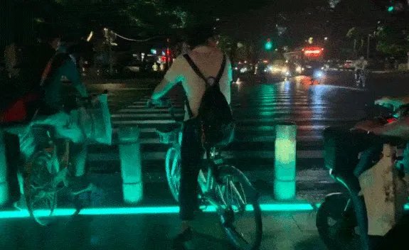 广州现地上红绿灯是怎么回事？