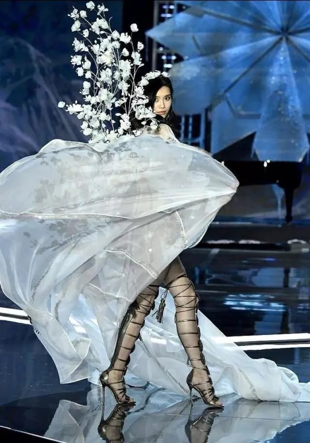 你怎么看“谢娜分析维密奚梦瑶摔倒真正原因”？