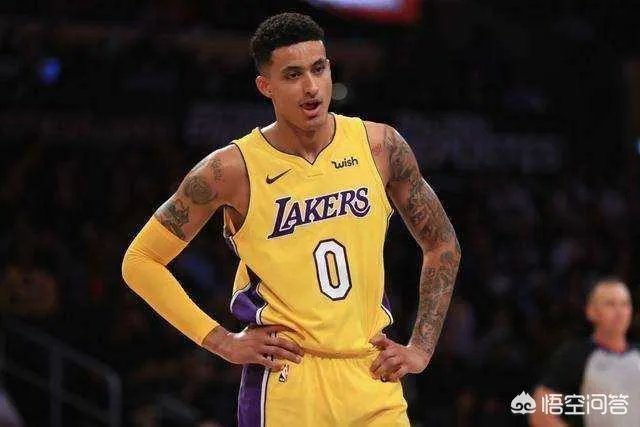 美媒爆出库兹马与前女友复合，并且坐在了斯台普斯场边，而球迷直呼太火辣，你怎么看？