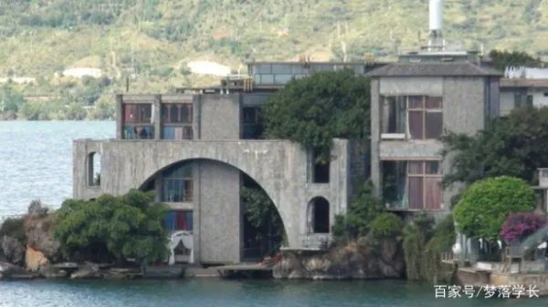 杨丽萍的豪华宫殿被查，内部肮脏不堪，网友直呼封的好，究竟咋回事？