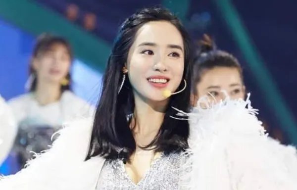 王智和王丽坤都是没有经验的人，为何只有王智淘汰了？