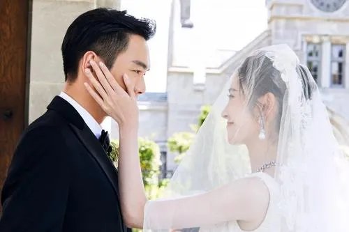 顺利产女后出院的唐艺昕，是否在整个生产过程中都有丈夫陪同？