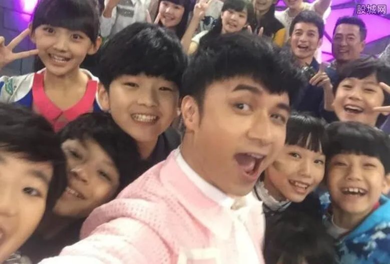 古巨基割双眼皮 整容前后对比差别很大