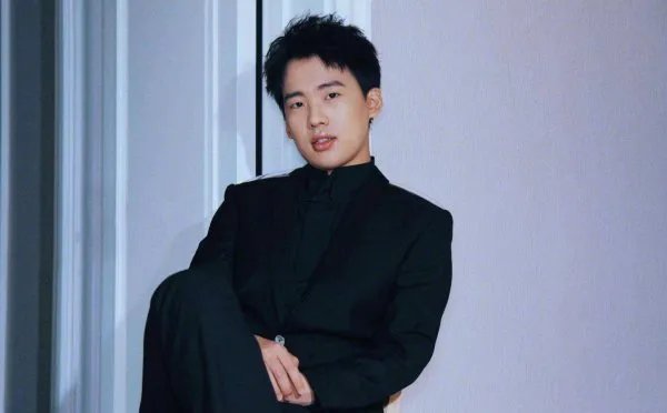 为什么郭麒麟现在登上了这么多的综艺，背后到底有谁在为其撑腰？