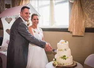 在温馨浪漫的婚礼上，美丽的蛋糕为什么不是吃掉而是砸在新人脸上？