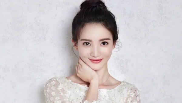 金晨5G在线辟谣新恋情，目前她的感情状况如何？