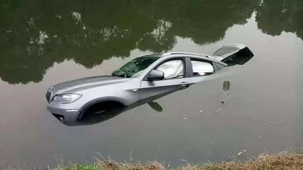 两女子凌晨开车冲入河中溺亡，车子冲入水中该如何自救？